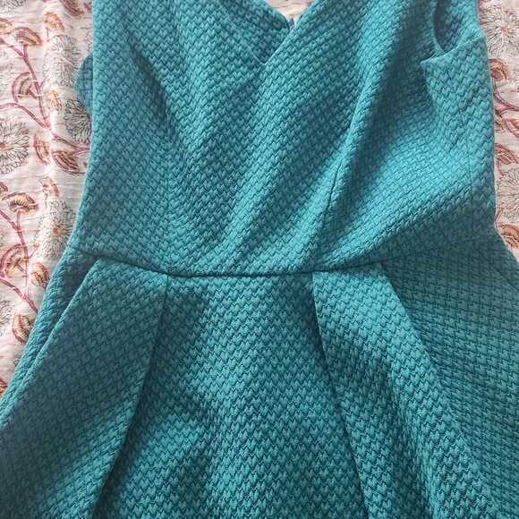 Green sleeves dress with heart pattern - Picture 5 of 7
